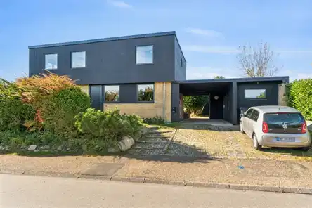 house Eksklusiv og totalrenoveret 1960’er-villa i Espergærde – tæt på skov og Øresund