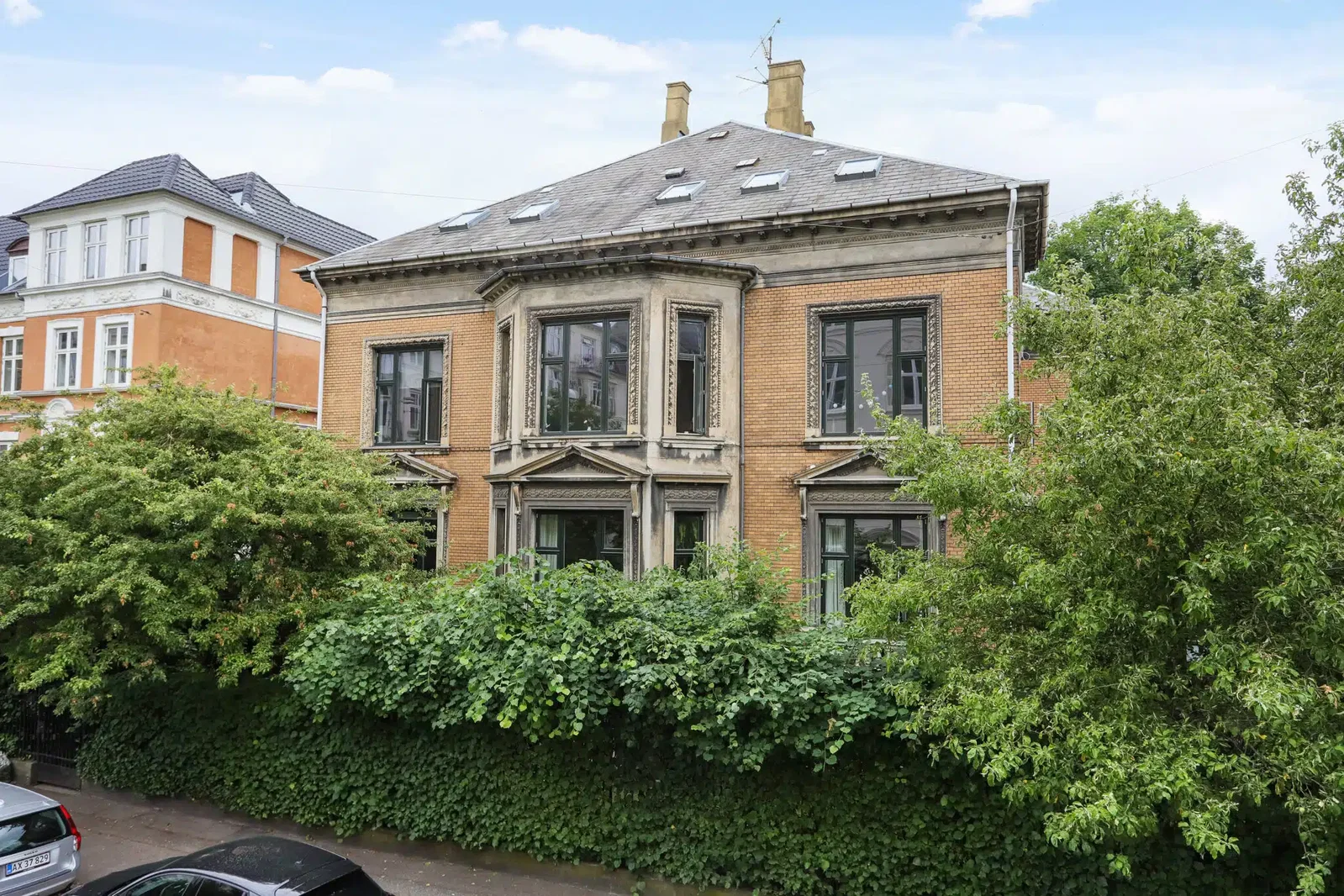 apartment Large aristocratic apartment with classic charm