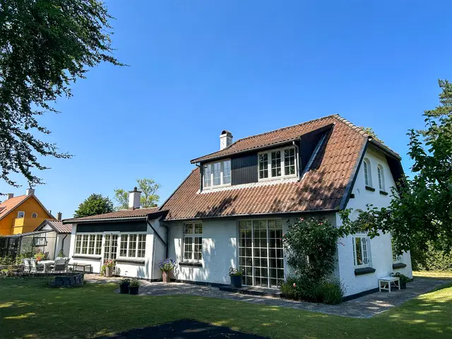 house Møbleret villa tæt på Damhussøen med stor have og terrasser