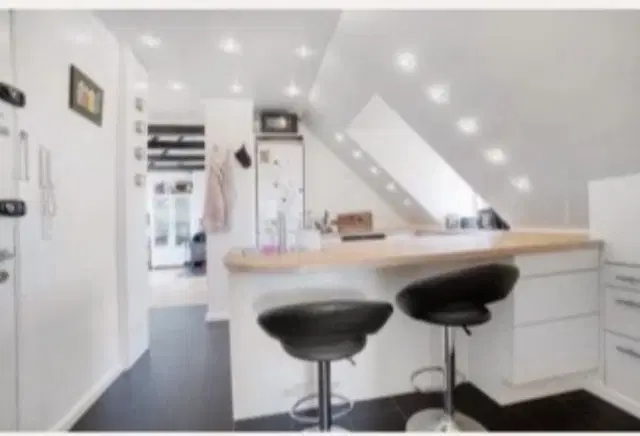 room Vi udlejer to lyse, møblerede værelser på 14 m² og 17 m² i en hyggelig og velholdt lejlighed.