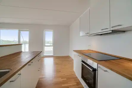 apartment Lys 3-værelses lejlighed med stor altan