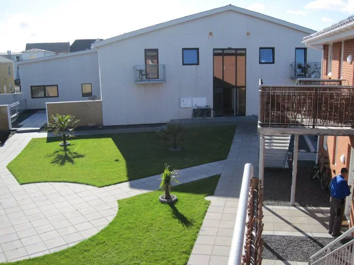apartment Lys 3-værelses i to plan med altan, trægulve og parkering – husdyr tilladt efter aftale