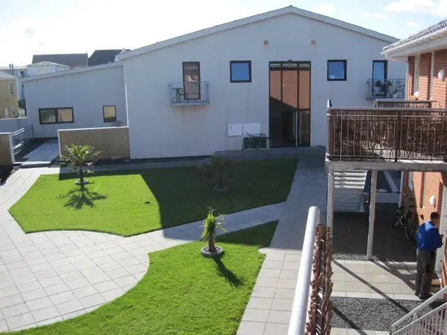 apartment Lys 3-værelses i to plan med altan, trægulve og parkering – husdyr tilladt efter aftale