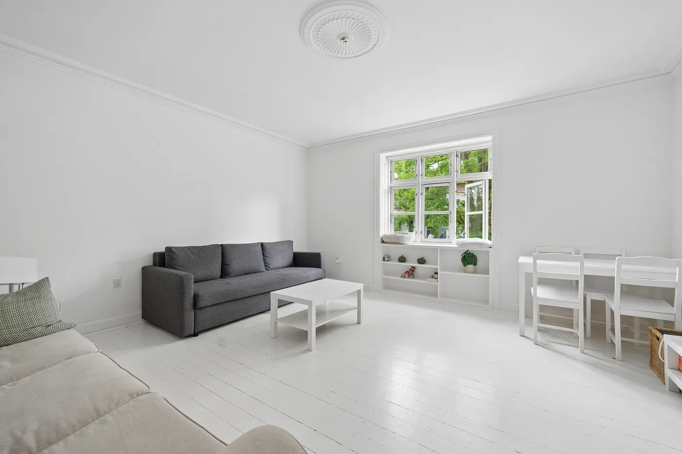 apartment Lys 2-værelses lejlighed med altan og god planløsning