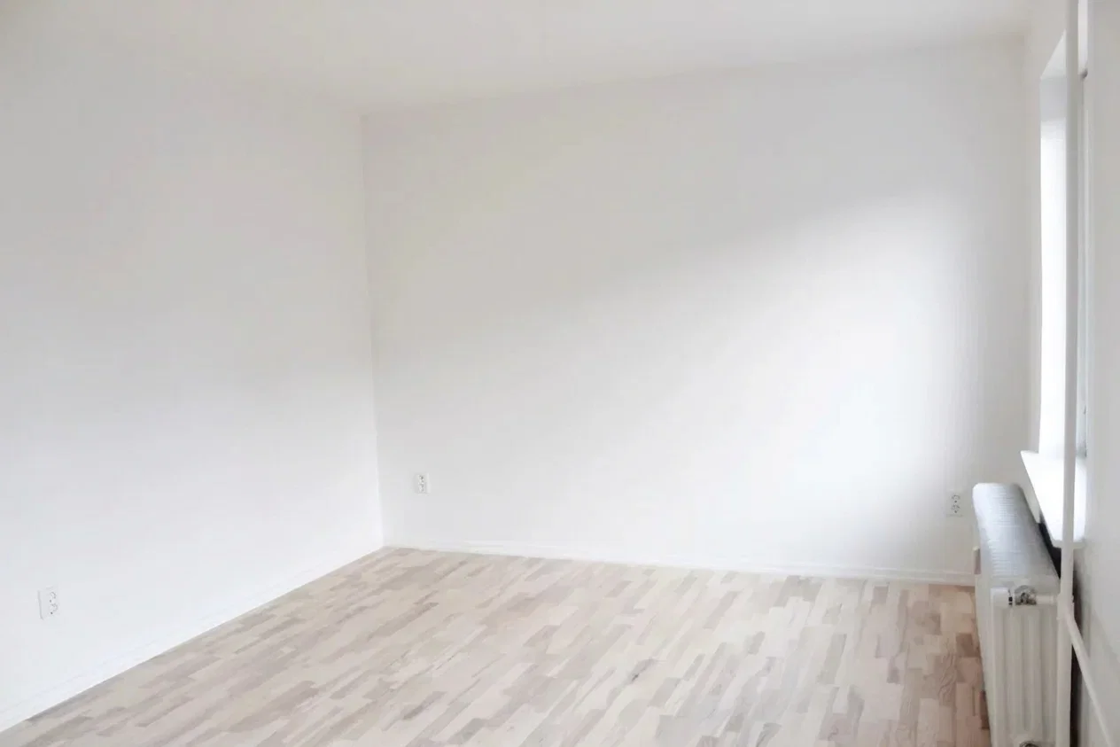 apartment Lys 2-værelses på 64 m2 med moderne, hvidt køkken og opvaskemaskine