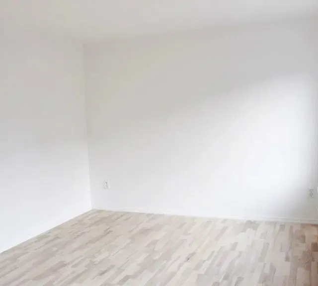 apartment Lys 2-værelses på 64 m2 med moderne, hvidt køkken og opvaskemaskine