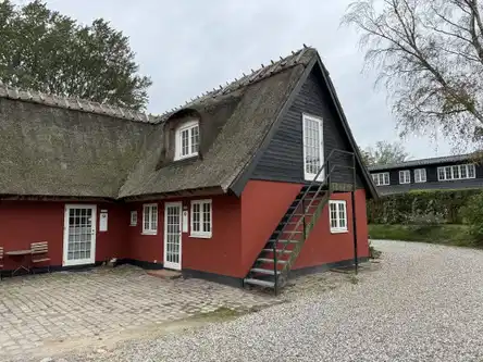 apartment 2-værelses i 1½ plan nær fjorden med lille terrasse