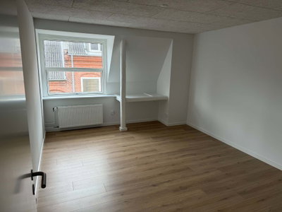 Newly renovated and centrally located 4-bedroom apartment of 113 m² - Nygade, Vrå - 2