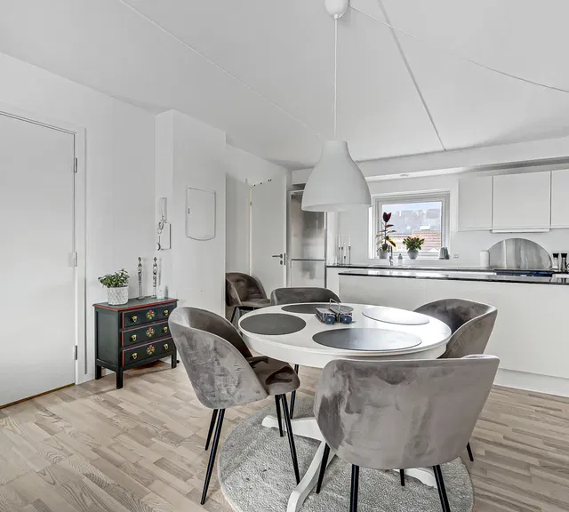 apartment Lys 3-værelses lejlighed i Aalborg C med tagterrasse