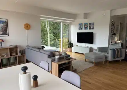apartment Flot 3 værelses lejlighed med stor overdækket altan.