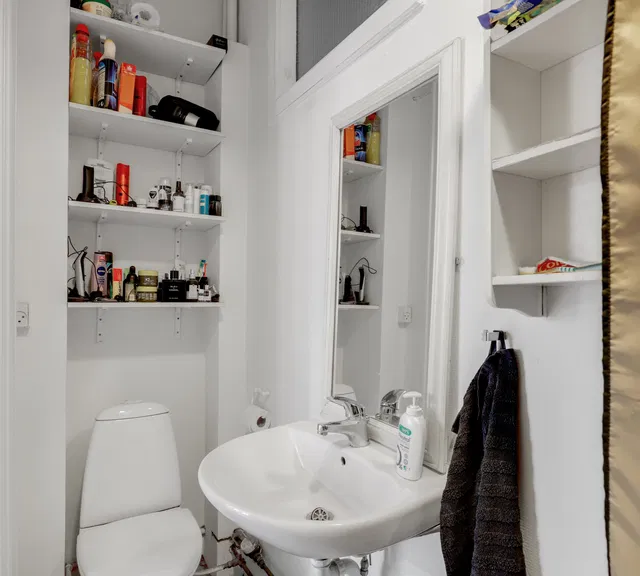 apartment Charming 3-Room Apartment with Stucco and Bay Window
