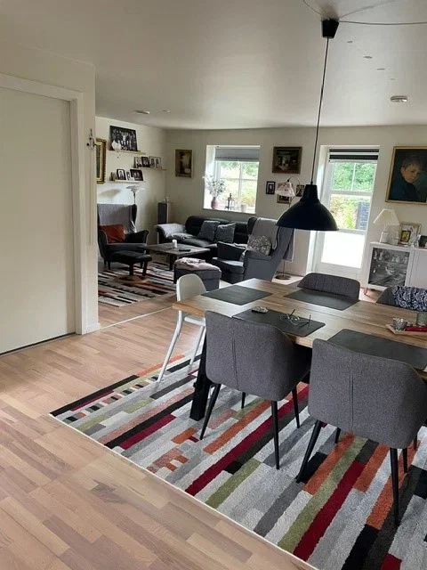 townhouse Lyst 3-værelses rækkehus på 99 m2 med privat terrasse/have og parkering – tæt på skole, sport og bus