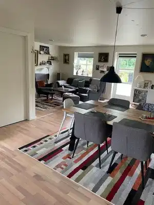 townhouse Lyst 3-værelses rækkehus på 99 m2 med privat terrasse/have og parkering – tæt på skole, sport og bus