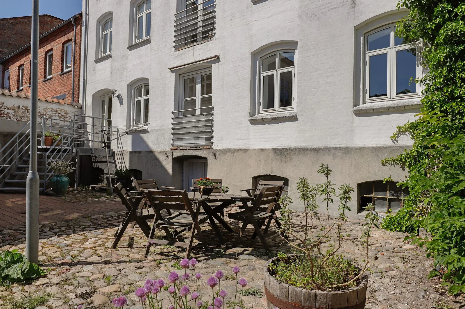 apartment Lovely 4-room apartment in the city centre