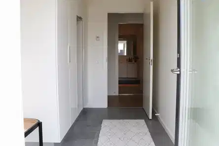 townhouse Rummeligt treværelses rækkehus med terrasse og gode opbevaringsmuligheder