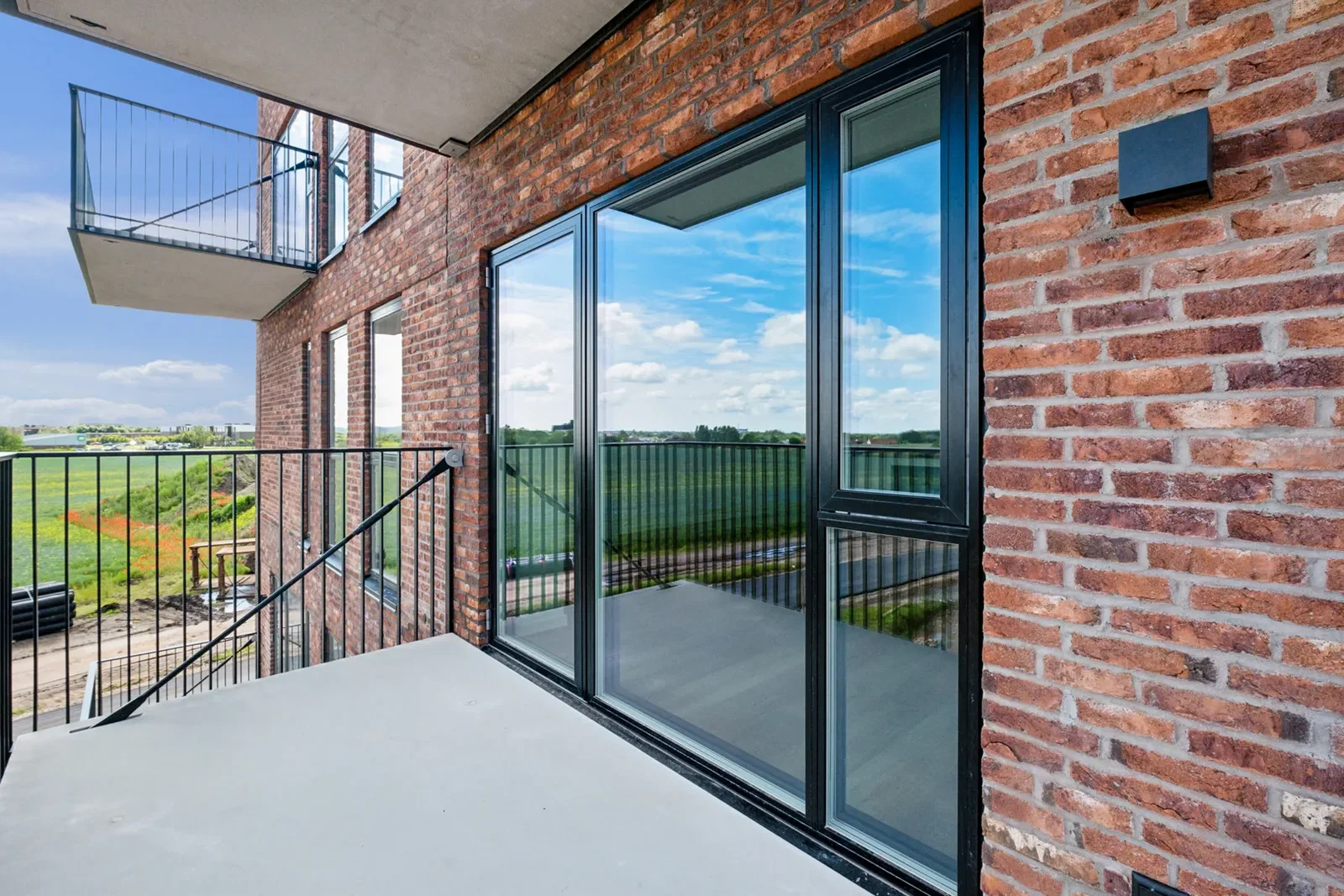 apartment Modern 2-bedroom in a new development with a balcony
