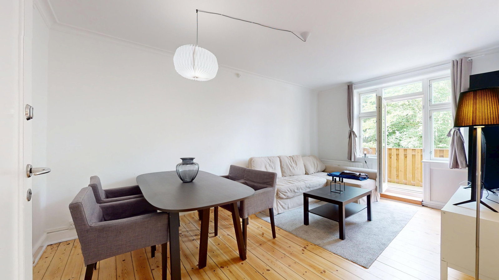 apartment Lys 3-værelses lejlighed med stor altan, Søborg