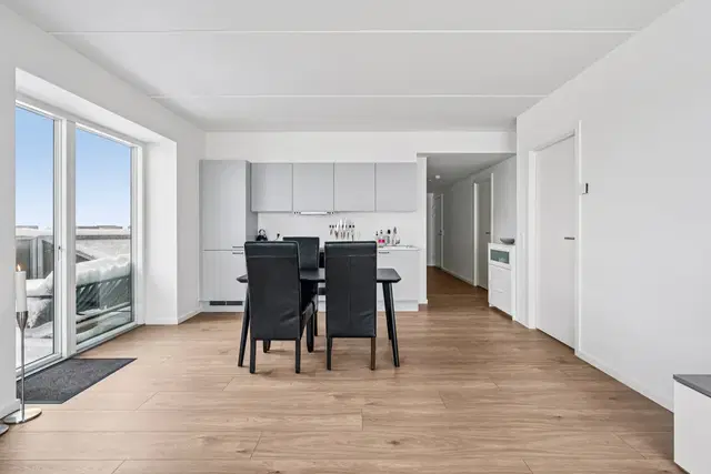 apartment Lys 4-værelses lejlighed med altan i Viby