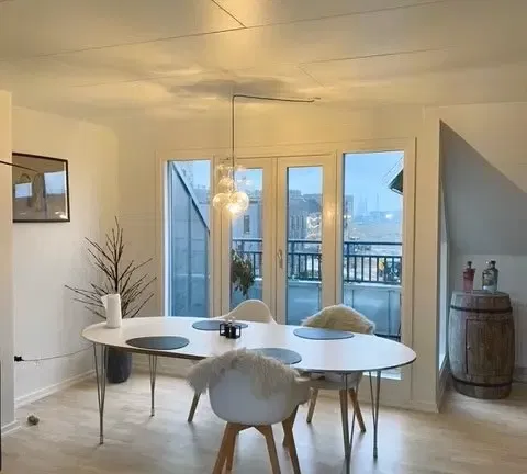 apartment Lys 2-værelses taglejlighed med altan, parkering og moderne køkken