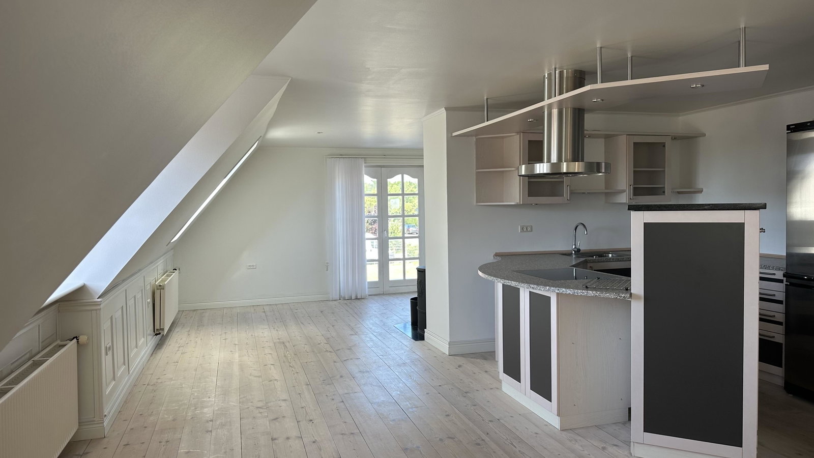 apartment Lyst hus med have, køkken-alrum og brændeovn