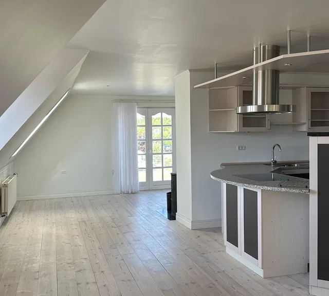 apartment Lyst hus med have, køkken-alrum og brændeovn