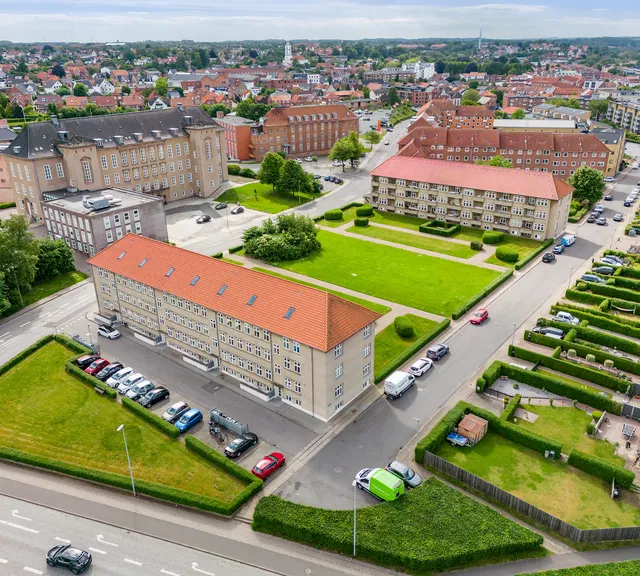 apartment Nyrenoveret lejlighed med altan og fælles have