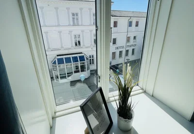  Bright and furnished 2-room apartment of 69 m2 in the heart of city life, with elevator. Furnished rental available - Jernbanegade, Hjørring - 3