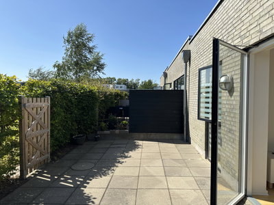 Rummeligt rækkehus med terrasse i familievenligt område - Tinbergens Alle, Gistrup - 1