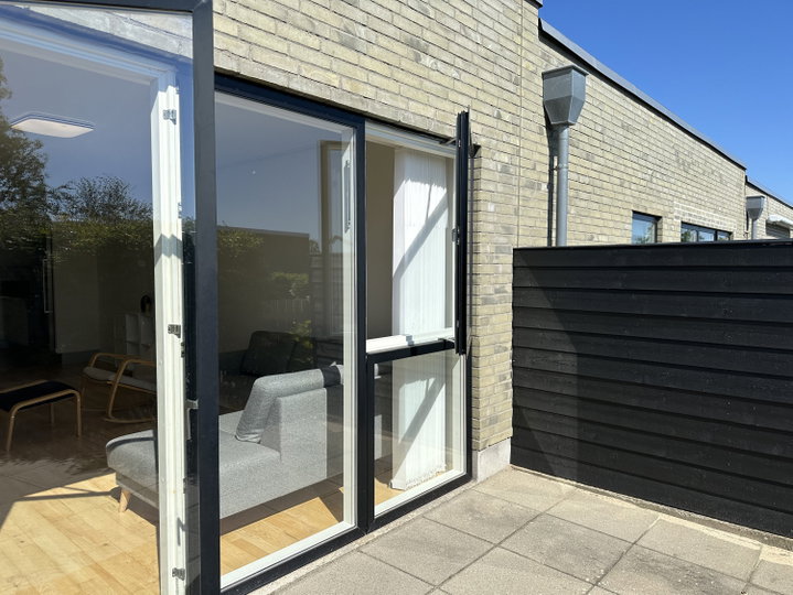 Rummeligt rækkehus med terrasse i familievenligt område - Tinbergens Alle, Gistrup - 0