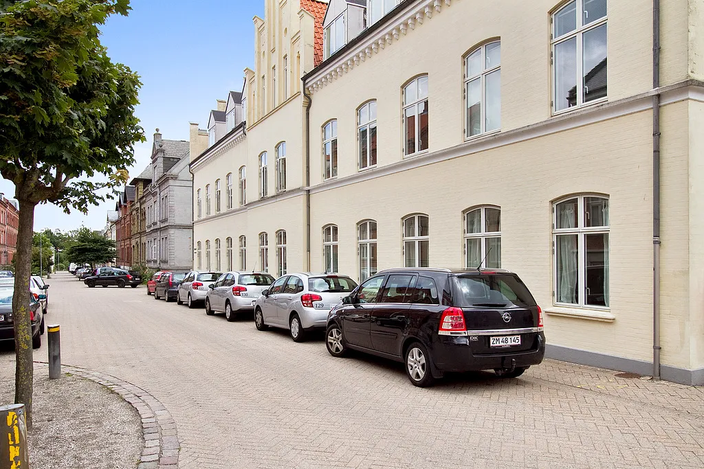 apartment Bright 2-room ground-floor apartment of 68 m² in a quiet neighborhood