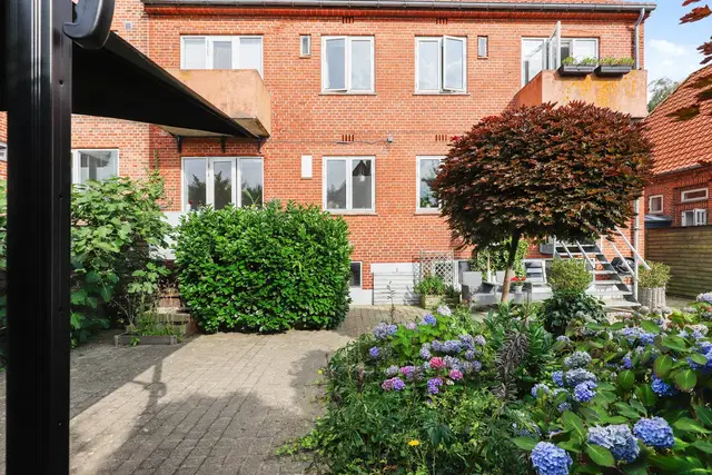 apartment Rummelig 3-værelses i stueplan med terrasse, altan og stor have i roligt kvarter