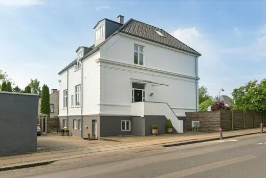 apartment Nyistandsat, møbleret villalejlighed med privat altan
