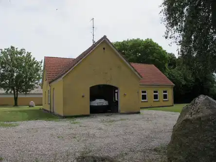 house Rummeligt hus med stor have og garage