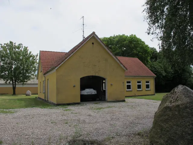 house Rummeligt hus med stor have og garage