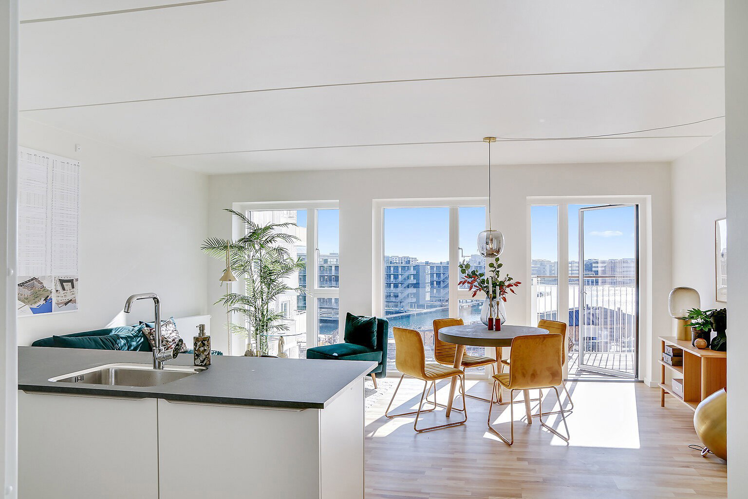 apartment 2 Bedrooms and Large Kitchen-Living Room!
