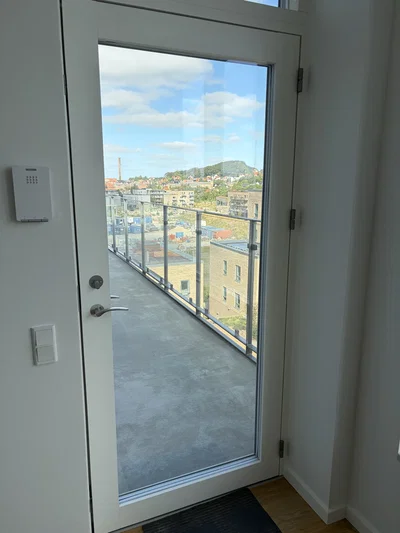 Penthouse med 40 m2 tagterrasse og udsigt over vandet og Aalborg – 4-værelses på 132 m2 med elevator og mulighed for parkering - Stigsborg Parkvej, Nørresundby - 4