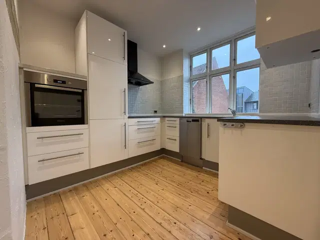 apartment Lys 3-værelses lejlighed med klassiske detaljer