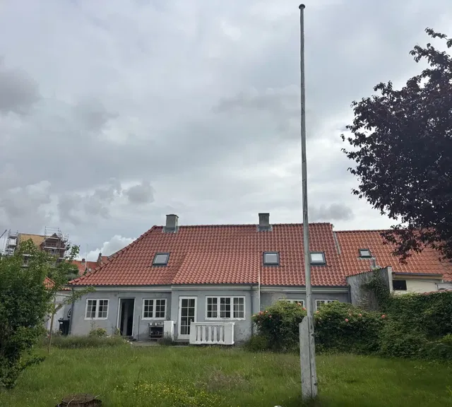 house Rummeligt hjem med privat have nær vandet