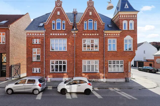 apartment Charmerende 2-værelses på 65 m2 i klassisk rødstensejendom – separat bad og gæstetoilet