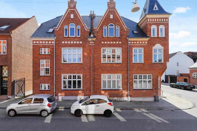 apartment Charming 2-Room Apartment of 65 m² in Classic Red-Brick Building – Separate Bathroom and Guest Toilet