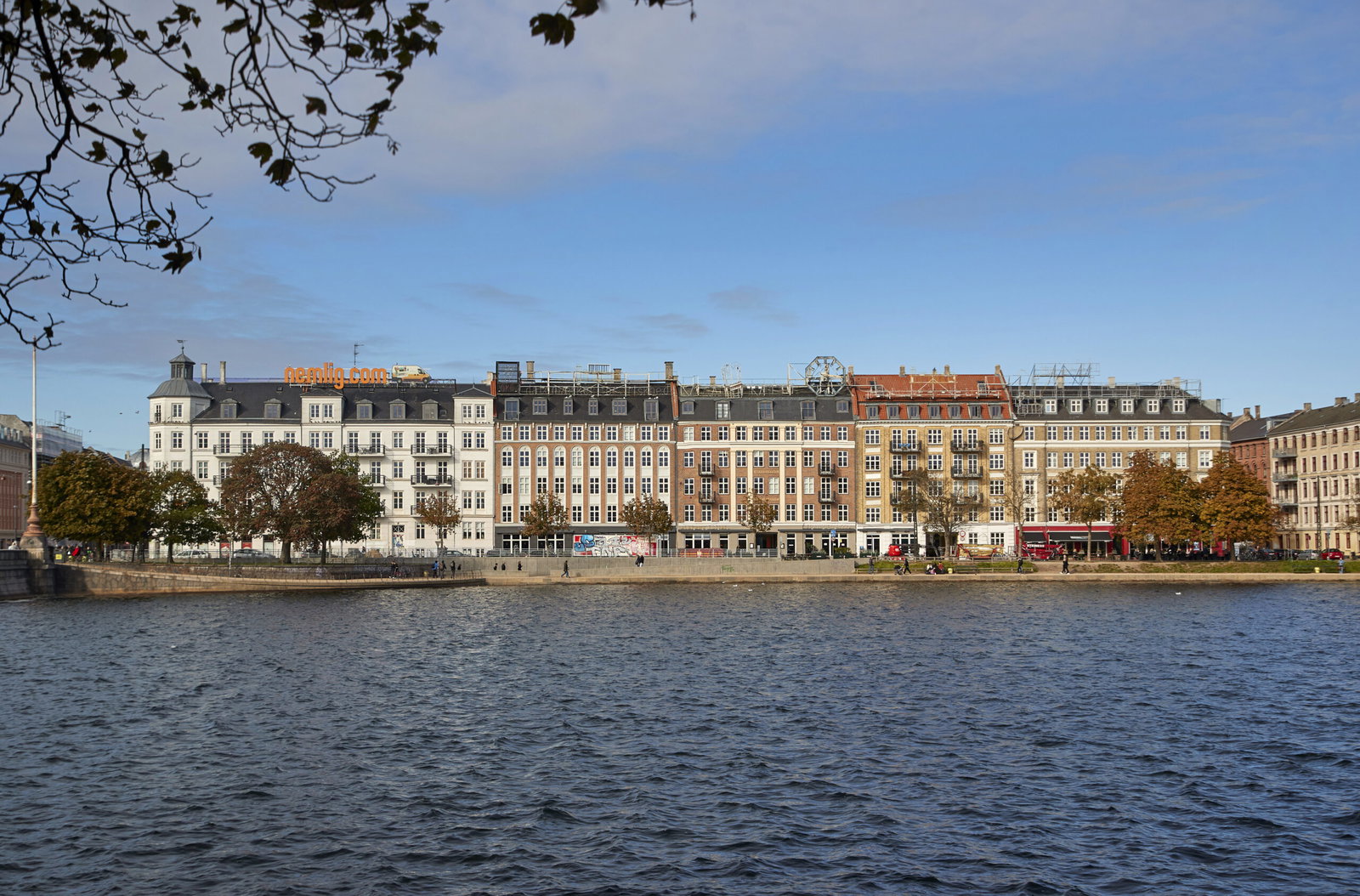 apartment Renoveret taglejlighed med altan ved søerne