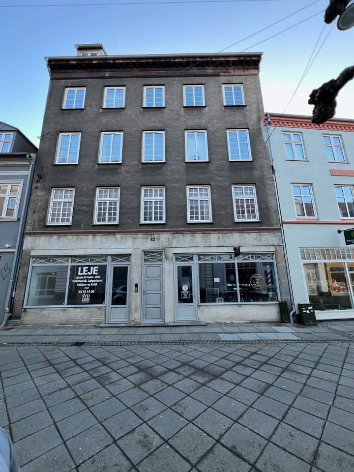 Stor 3-værelses lejlighed centralt beliggende - Jernbanegade, Nykøbing F - 0