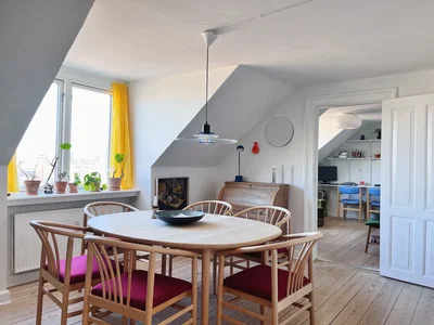 Lys 3-værelses på 4. sal med charme, skråvægge og bykig – 74 m2 - Strandvejen, Aarhus C - 2