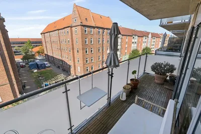 Rummelig og lækker 2V'er med altan og stort køkken-alrum - Lyneborggade, København S - 2