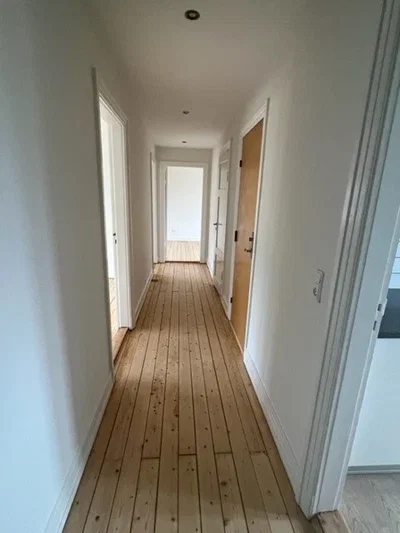 Lys og delevenlig 3-værelses på 100 m2 med stilrent køkken og vaskesøjle - Vesterbro, Aalborg - 1