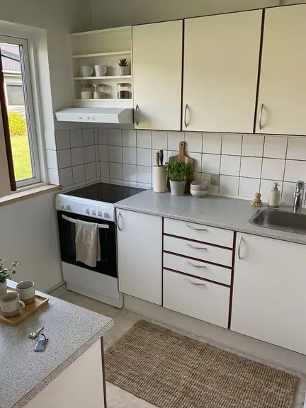 townhouse Hyggeligt 2-værelses rækkehus med terrasse og parkering – tæt på indkøb og bus