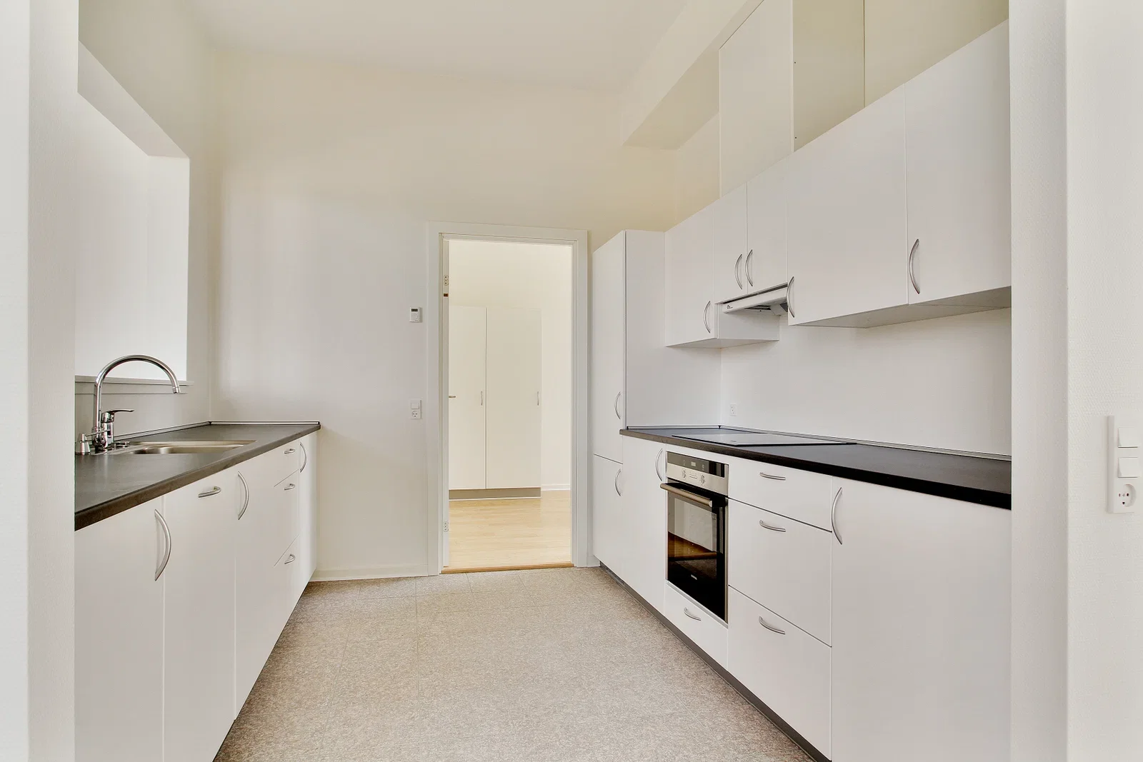 apartment Lys og rummelig 3-værelses på 91 m2 i klassisk rødstensejendom – moderne køkken og parkering