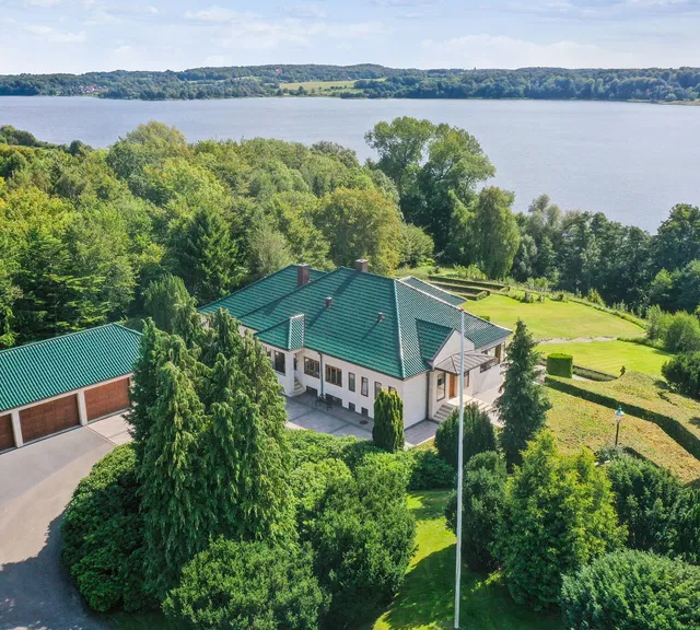house The view over Lake Sjælsø is good enough, as they modestly say in Jutland ...