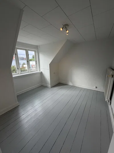 Lys 3-værelses tæt på vandet med kig, delevenlig planløsning og parkering – husdyr tilladt - Stenstrupsgade, Frederikshavn - 1