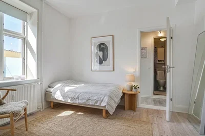 Lys 2-værelses på 50 m2 midt i byen med separat køkken og egen vaskemaskine/tørretumbler – delebil inkl. 2 gratis timer pr. måned - Ladegårdsgade, Aalborg - 3